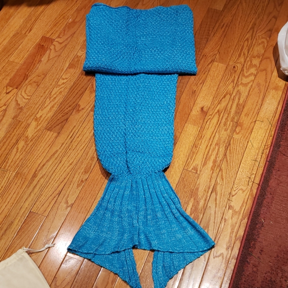 Laghcat mermaid blanket one size adult nwt
